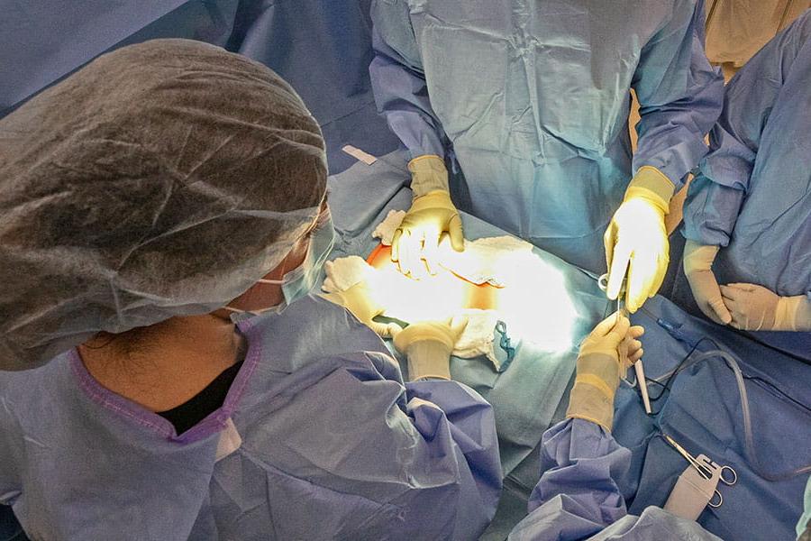 外科医生给病人做手术的俯视图
